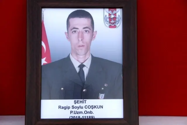 Şehit olmak kalbime doğuyor diyen İdlib şehidini son yolculuğuna binler uğurladı