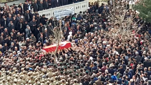 Şehit olmak kalbime doğuyor diyen İdlib şehidini son yolculuğuna binler uğurladı