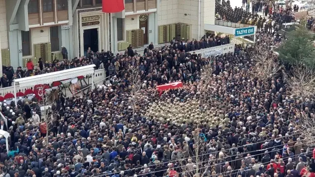 Şehit olmak kalbime doğuyor diyen İdlib şehidini son yolculuğuna binler uğurladı