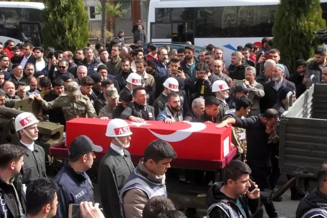'Şehit olmak kalbime doğuyor' diyen İdlib şehidini son yolculuğuna binler uğurladı 'Şehit olmak kalbime doğuyor' diyen İdlib şehidini son yolculuğuna binler uğurladı