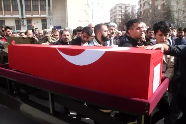 Şehit olmak kalbime doğuyor diyen İdlib şehidini son yolculuğuna binler uğurladı