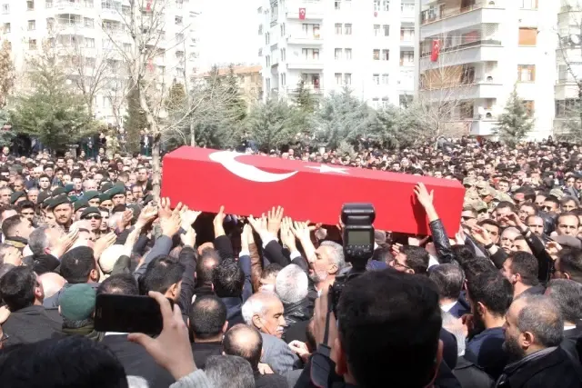 Şehit olmak kalbime doğuyor diyen İdlib şehidini son yolculuğuna binler uğurladı