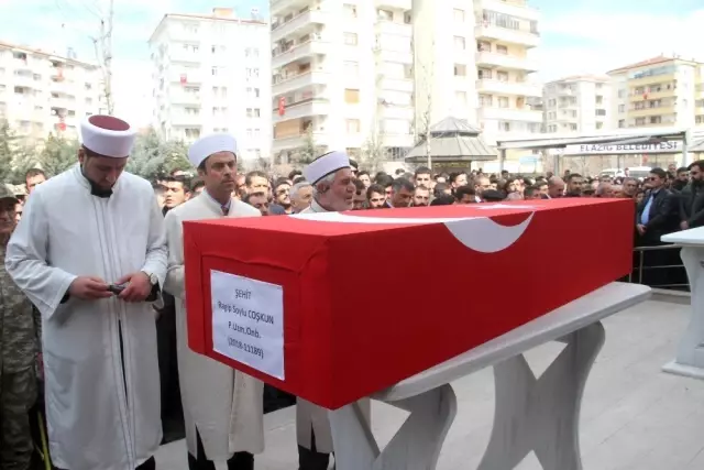 Şehit olmak kalbime doğuyor diyen İdlib şehidini son yolculuğuna binler uğurladı