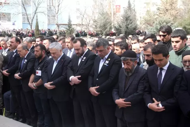Şehit olmak kalbime doğuyor diyen İdlib şehidini son yolculuğuna binler uğurladı