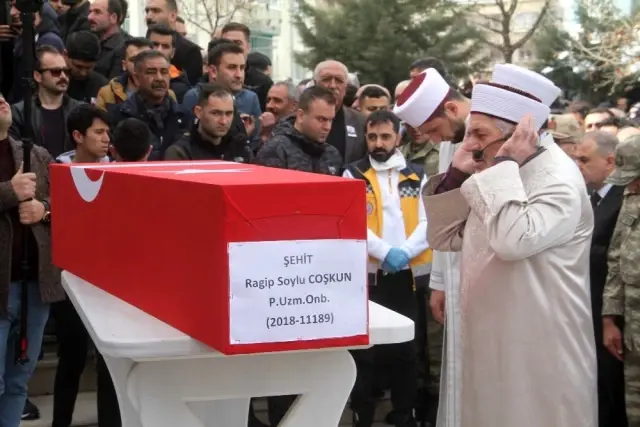 Şehit olmak kalbime doğuyor diyen İdlib şehidini son yolculuğuna binler uğurladı