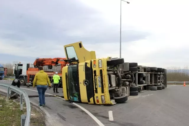 TEM Otoyolu girişinde tır devrildi otoyola giriş kapandı TEM Otoyolu girişinde tır devrildi otoyola giriş kapandı