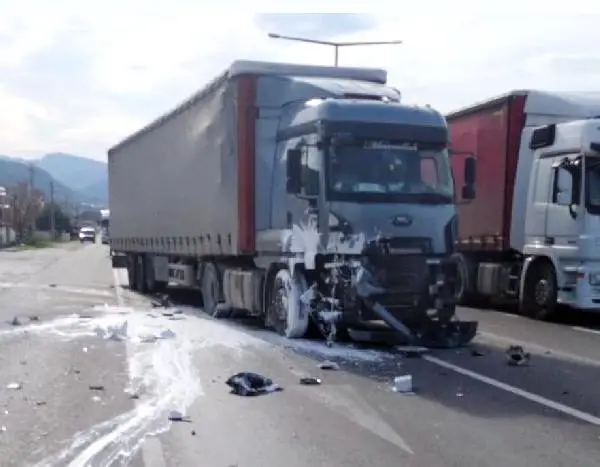 TIR'ın kırmızı ışıkta bekleyen araçlara çarptığı kaza kamerada! TIR'ın kırmızı ışıkta bekleyen araçlara çarptığı kaza kamerada!