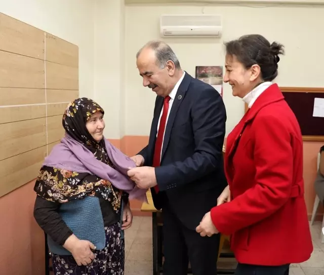 Türkyılmaz, Mirzaobalı kadınlarla buluştu Türkyılmaz, Mirzaobalı kadınlarla buluştu