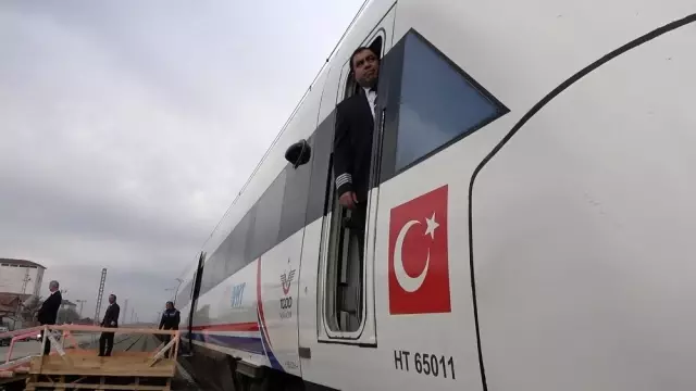 Ulaştırma Bakanı Turhan, Ankara-Sivas YHT hattında ilk test sürüşünü yaptı