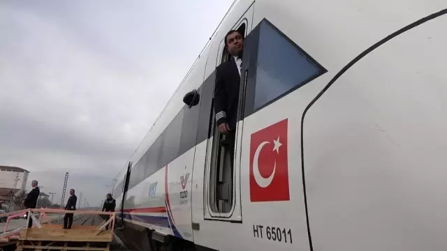 Ulaştırma Bakanı Turhan, Ankara-Sivas YHT hattında ilk test sürüşünü yaptı