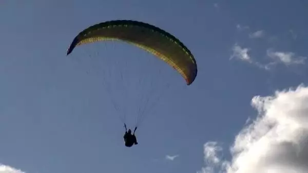 'Yeni' Yusufeli'de yamaç paraşütü gösterisi
