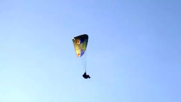 'Yeni' Yusufeli'de yamaç paraşütü gösterisi 'Yeni' Yusufeli'de yamaç paraşütü gösterisi