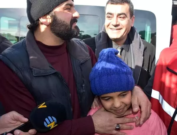 Yunan polisinin ailesinden ayırdığı 10 yaşındaki Menice, babasına kavuştu Yunan polisinin ailesinden ayırdığı 10 yaşındaki Menice, babasına kavuştu