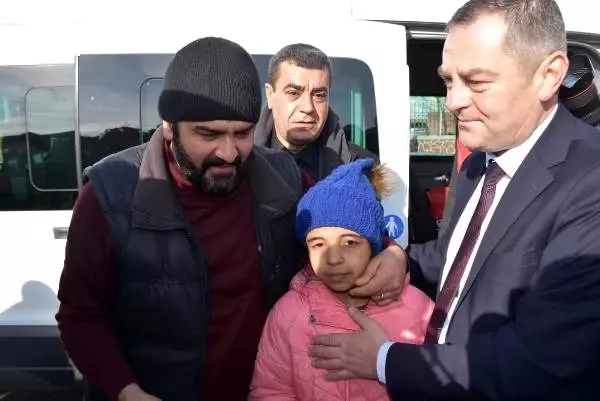 Yunan polisinin ailesinden ayırdığı 10 yaşındaki Menice, babasına kavuştu Yunan polisinin ailesinden ayırdığı 10 yaşındaki Menice, babasına kavuştu