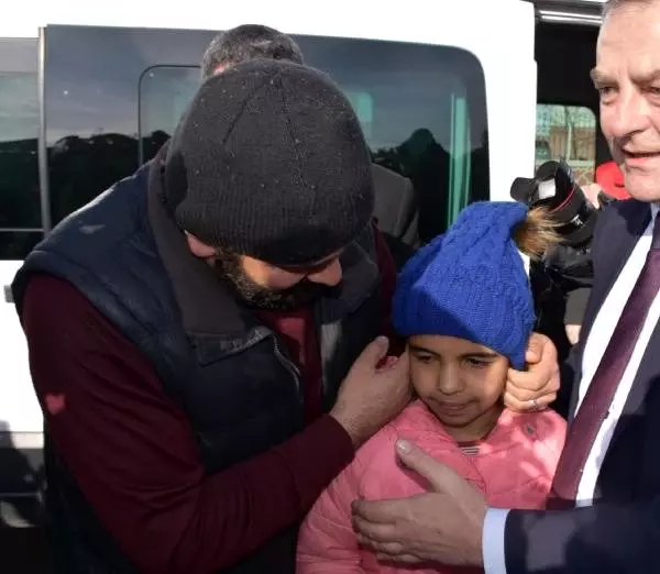 Yunan polisinin ailesinden ayırdığı 10 yaşındaki Menice, babasına kavuştu Yunan polisinin ailesinden ayırdığı 10 yaşındaki Menice, babasına kavuştu
