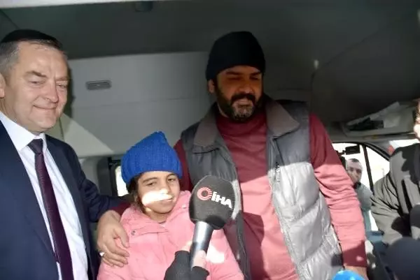 Yunan polisinin ailesinden ayırdığı 10 yaşındaki Menice, babasına kavuştu Yunan polisinin ailesinden ayırdığı 10 yaşındaki Menice, babasına kavuştu
