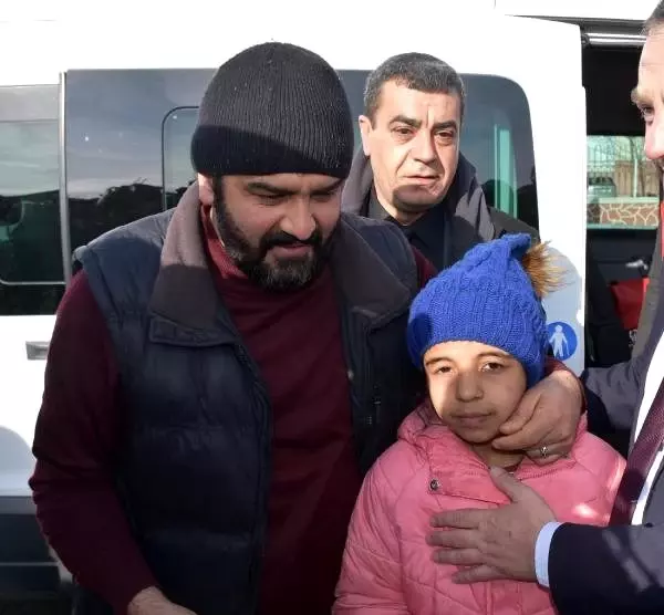 Yunan polisinin ailesinden ayırdığı 10 yaşındaki Menice, babasına kavuştu Yunan polisinin ailesinden ayırdığı 10 yaşındaki Menice, babasına kavuştu