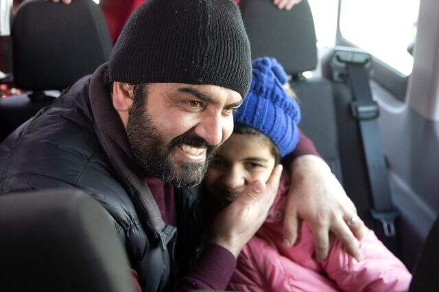 Yunanistan sınırında ailesini kaybeden 12 yaşındaki Afgan Menice babasıyla buluştu