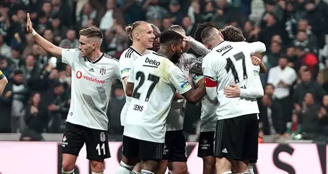 Adem Ljajic'in gol sevincinde yaptığı hareketler maça damga vurdu! Adem Ljajic'in gol sevincinde yaptığı hareketler maça damga vurdu!