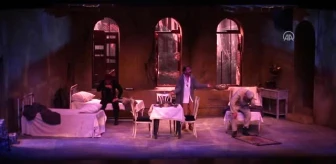 Antalya Devlet Tiyatrosu 'Bimarhane'yi sahneledi