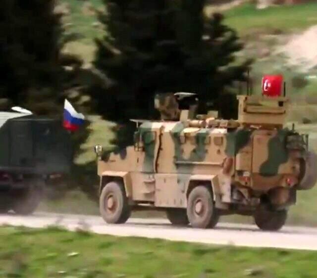 Ateşkes sonrası İdlib'den ilk görüntü! Türk ve Rus askeri araçları birlikte hareket etti.