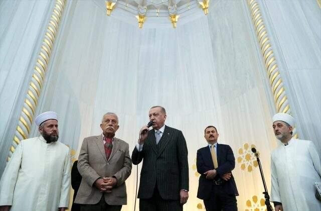 Cumhurbaşkanı Erdoğan'dan koronavirüs uyarısı: Öpüşmeyi ve sarılmayı erteleyelim