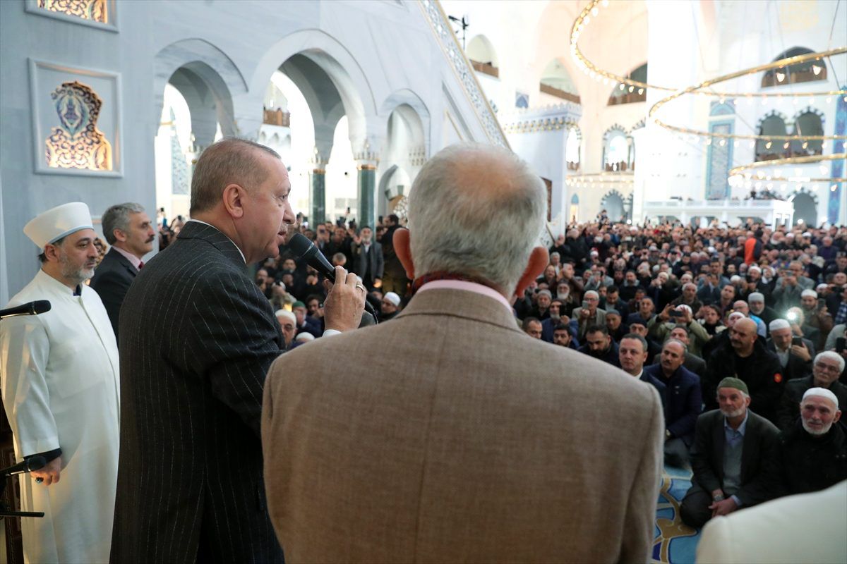 Cumhurbaşkanı Erdoğan'dan koronavirüs uyarısı: Öpüşmeyi ve sarılmayı erteleyelim
