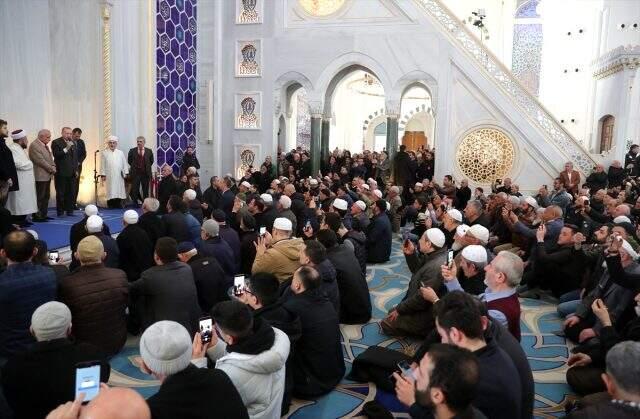 Cumhurbaşkanı Erdoğan'dan koronavirüs uyarısı: Öpüşmeyi ve sarılmayı erteleyelim