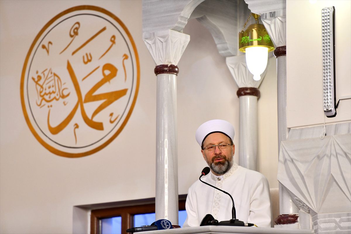 Diyanet İşleri Başkanı, namaz kılan insanın kötülük yapmayacağını, hak yemeyeceğini ifade etti
