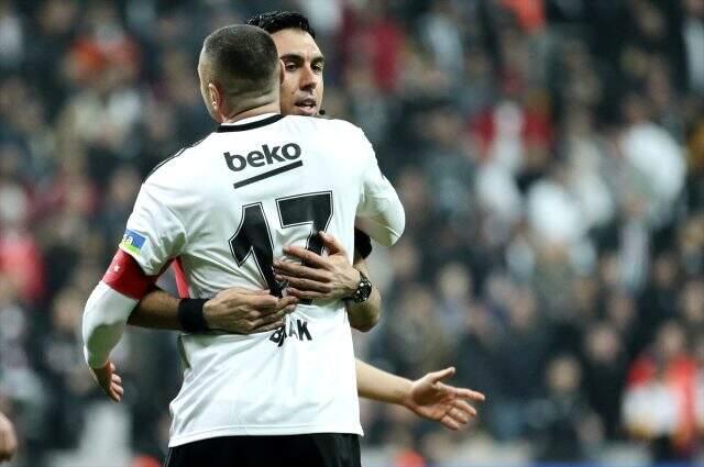 Hakem Arda Kardeşler topun önüne geçince Burak Yılmaz çılgına döndü