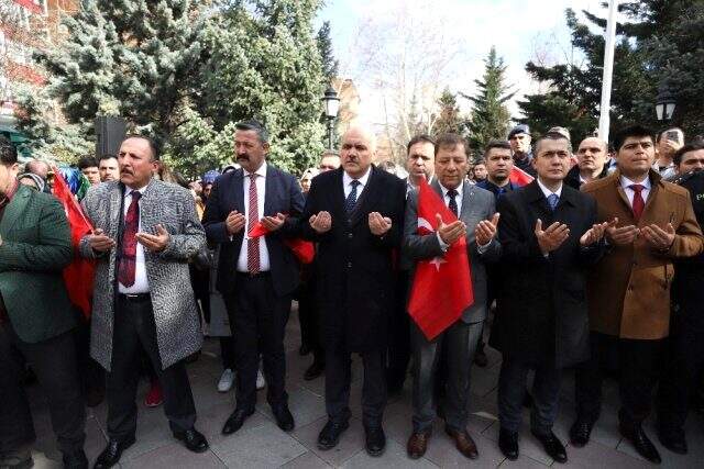 İdlib'de şehit olan askerlerimizin künyeleri Şehit Ağacı'na asıldı