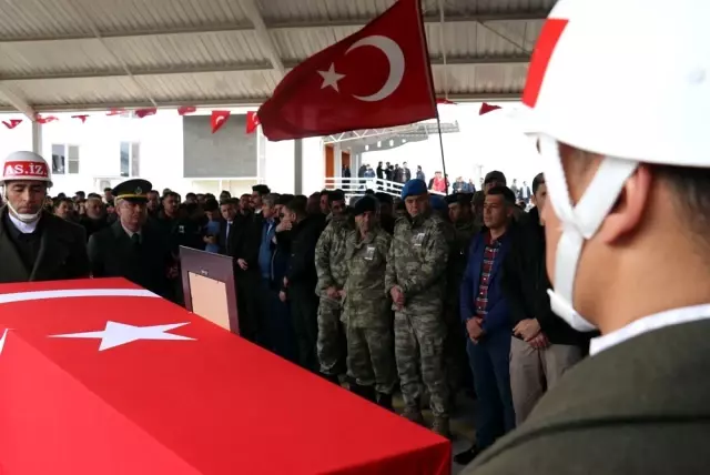 İdlib şehidi Gaziantep'te son yolculuğuna uğurlandı İdlib şehidi Gaziantep'te son yolculuğuna uğurlandı