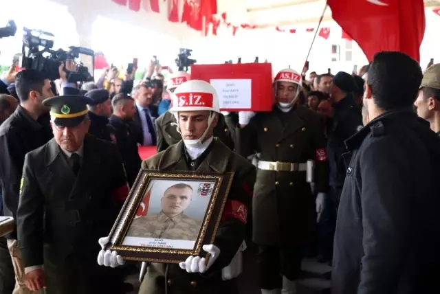 İdlib şehidi Gaziantep'te son yolculuğuna uğurlandı İdlib şehidi Gaziantep'te son yolculuğuna uğurlandı