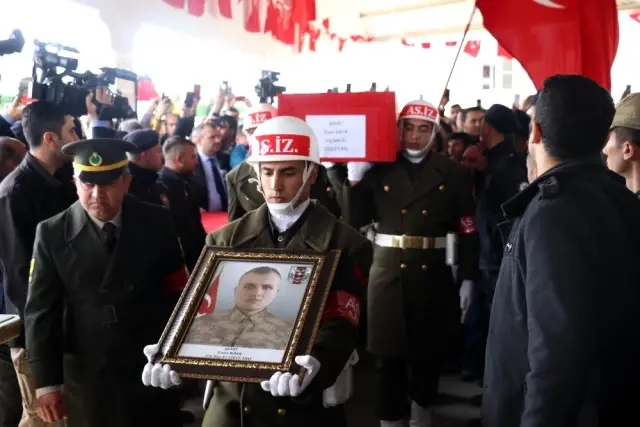 İdlib şehidi Gaziantep'te son yolculuğuna uğurlandı İdlib şehidi Gaziantep'te son yolculuğuna uğurlandı