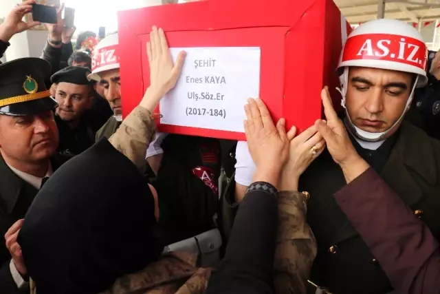 İdlib şehidi Gaziantep'te son yolculuğuna uğurlandı İdlib şehidi Gaziantep'te son yolculuğuna uğurlandı