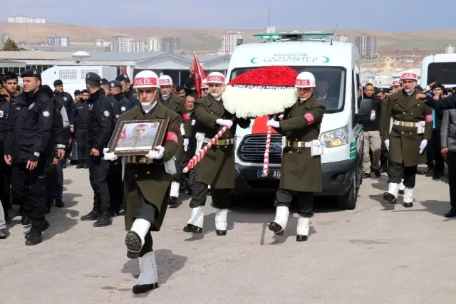 İdlib şehidi Gaziantep'te son yolculuğuna uğurlandı İdlib şehidi Gaziantep'te son yolculuğuna uğurlandı