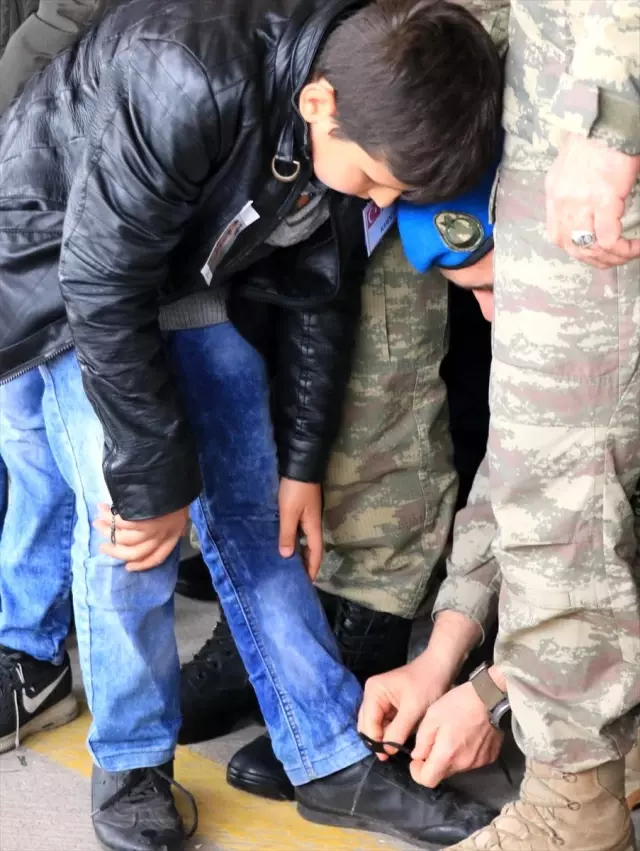 İdlib şehidi sözleşmeli er Enes Kaya son yolculuğuna uğurlandı İdlib şehidi sözleşmeli er Enes Kaya son yolculuğuna uğurlandı