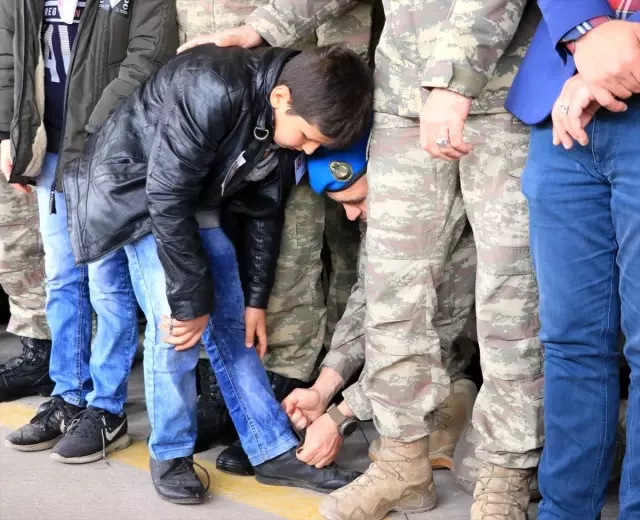 İdlib şehidi sözleşmeli er Enes Kaya son yolculuğuna uğurlandı İdlib şehidi sözleşmeli er Enes Kaya son yolculuğuna uğurlandı