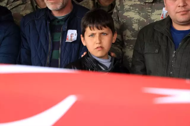 İdlib şehidi sözleşmeli er Enes Kaya son yolculuğuna uğurlandı İdlib şehidi sözleşmeli er Enes Kaya son yolculuğuna uğurlandı