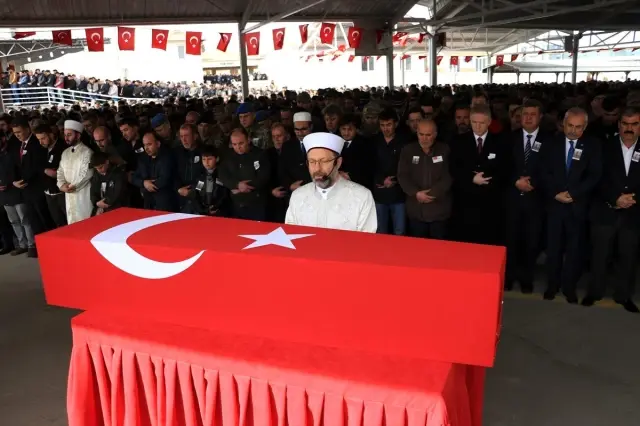 İdlib şehidi sözleşmeli er Enes Kaya son yolculuğuna uğurlandı İdlib şehidi sözleşmeli er Enes Kaya son yolculuğuna uğurlandı