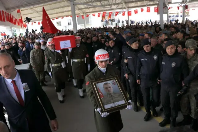 İdlib şehidi sözleşmeli er Enes Kaya son yolculuğuna uğurlandı İdlib şehidi sözleşmeli er Enes Kaya son yolculuğuna uğurlandı
