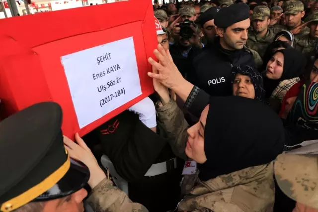 İdlib şehidi sözleşmeli er Enes Kaya son yolculuğuna uğurlandı İdlib şehidi sözleşmeli er Enes Kaya son yolculuğuna uğurlandı