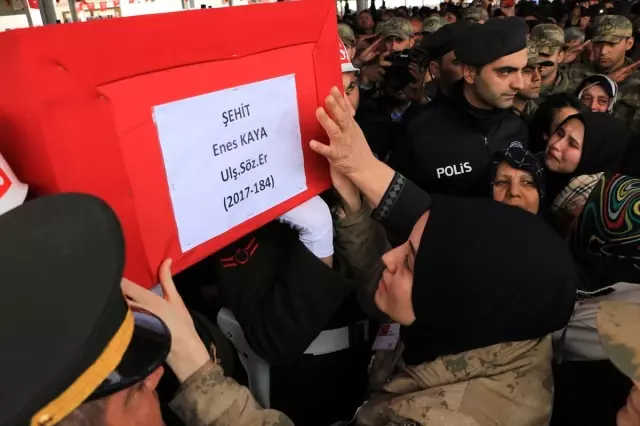 İdlib şehidi sözleşmeli er Enes Kaya son yolculuğuna uğurlandı İdlib şehidi sözleşmeli er Enes Kaya son yolculuğuna uğurlandı