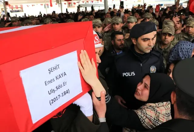 İdlib şehidi sözleşmeli er Enes Kaya son yolculuğuna uğurlandı İdlib şehidi sözleşmeli er Enes Kaya son yolculuğuna uğurlandı