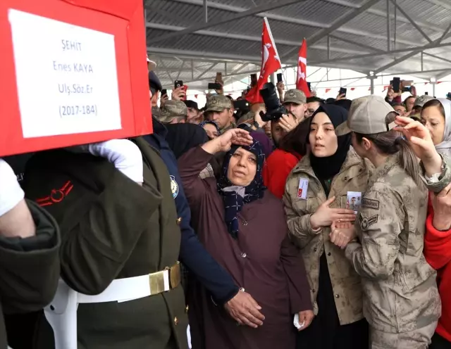 İdlib şehidi sözleşmeli er Enes Kaya son yolculuğuna uğurlandı İdlib şehidi sözleşmeli er Enes Kaya son yolculuğuna uğurlandı