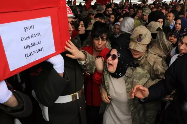 İdlib şehidi sözleşmeli er Enes Kaya son yolculuğuna uğurlandı İdlib şehidi sözleşmeli er Enes Kaya son yolculuğuna uğurlandı