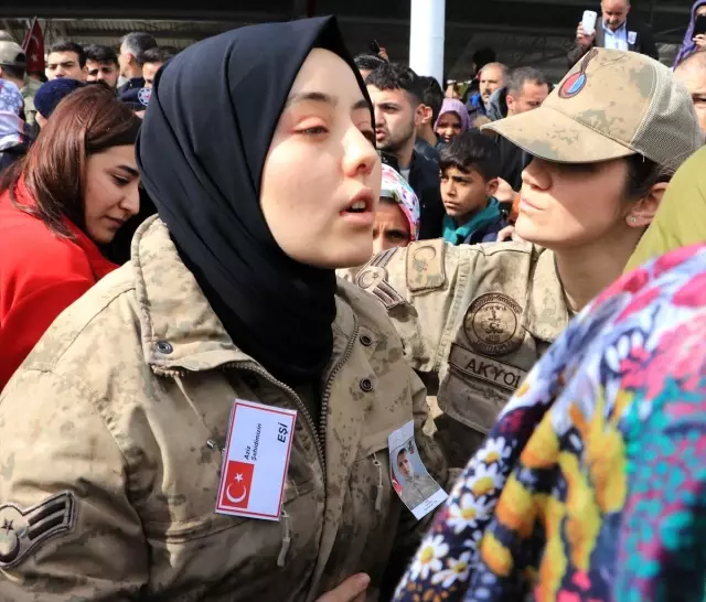 İdlib şehidi sözleşmeli er Enes Kaya son yolculuğuna uğurlandı İdlib şehidi sözleşmeli er Enes Kaya son yolculuğuna uğurlandı