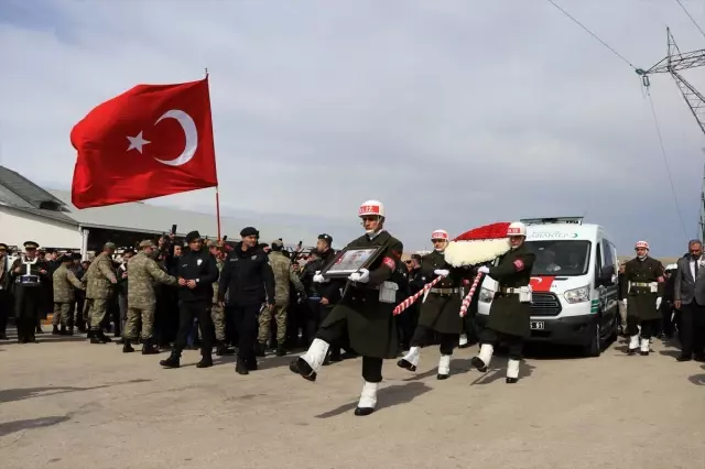 İdlib şehidi sözleşmeli er Enes Kaya son yolculuğuna uğurlandı İdlib şehidi sözleşmeli er Enes Kaya son yolculuğuna uğurlandı