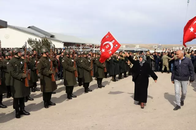İdlib şehidi sözleşmeli er Enes Kaya son yolculuğuna uğurlandı İdlib şehidi sözleşmeli er Enes Kaya son yolculuğuna uğurlandı