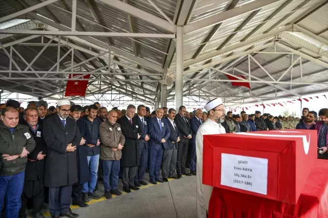 İdlib şehidi sözleşmeli er Enes Kaya son yolculuğuna uğurlandı İdlib şehidi sözleşmeli er Enes Kaya son yolculuğuna uğurlandı